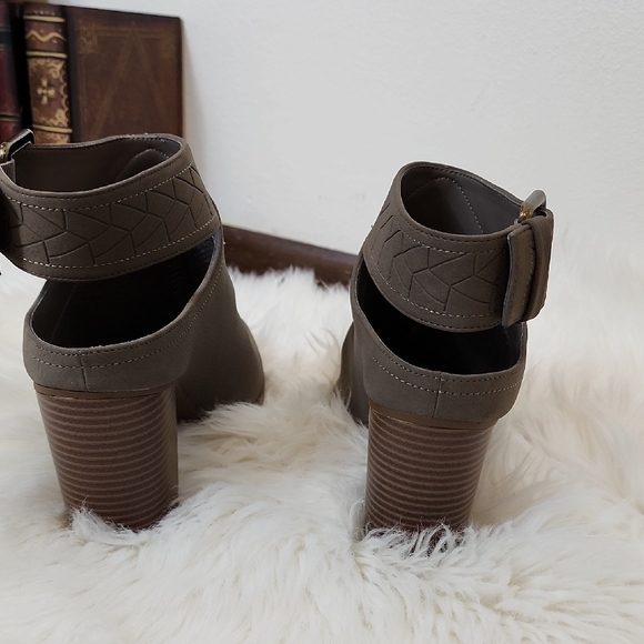 NEW American Eagle Outfitters Steel Gray Faux Suede Ankle Booties with Buckle - Picture 8 of 11